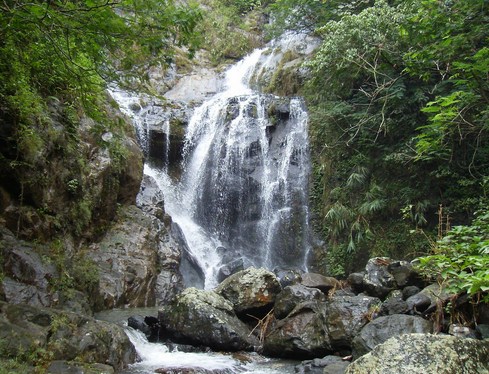 PESONA KEINDAHAN OBYEK WISATA AIR TERJUN CIBALI CIKONDANG MAJALENGKA