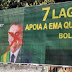 Comerciantes de Minas Gerais colocam outdoor em apoio à ema que bicou Bolsonaro