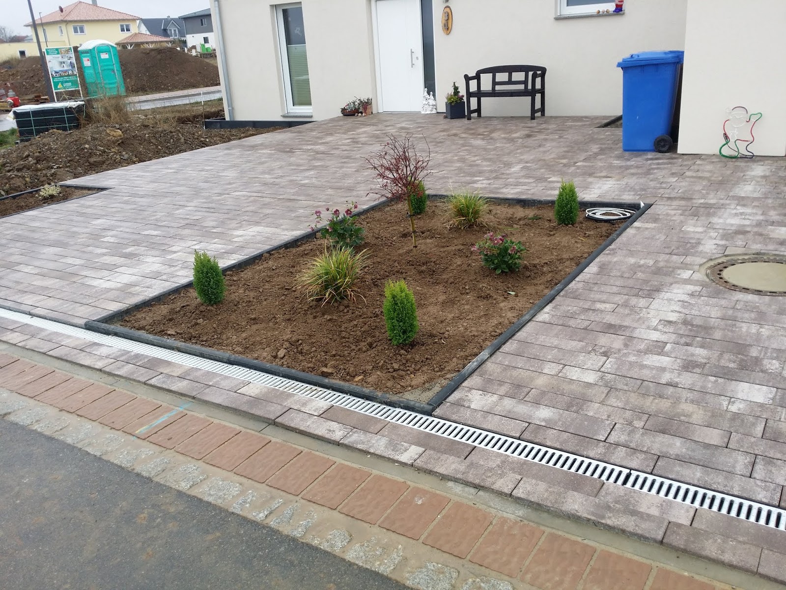 UPDATE Außengestaltung Randsteine und Pflaster