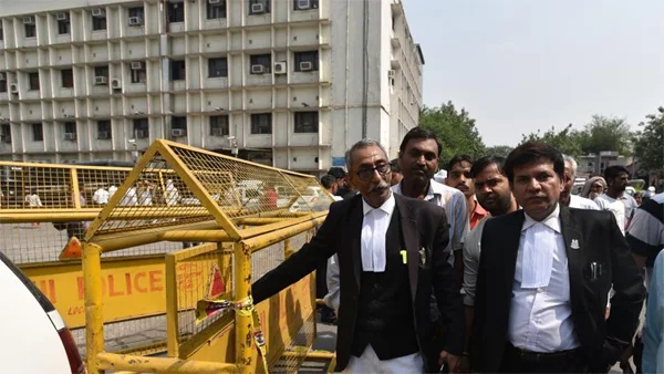 Upset over ‘lack of response’, man attacks wife and son in Delhi court, New Delhi, News, Crime, Criminal Case, attack, Police, Arrested, Meeting, Hospital, Treatment, National