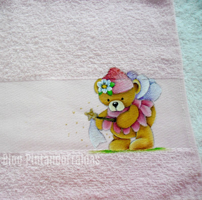 toalhinha de boca cor de rosa com pintura de fada ursinha