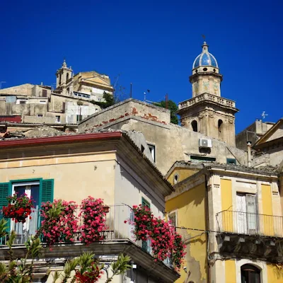 Road trip in Sicily - Looking up in Ragusa