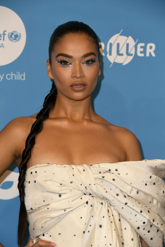 Shanina Shaik Clicks at Unicef Masquerade Ball in West Hollywood 26 Oct