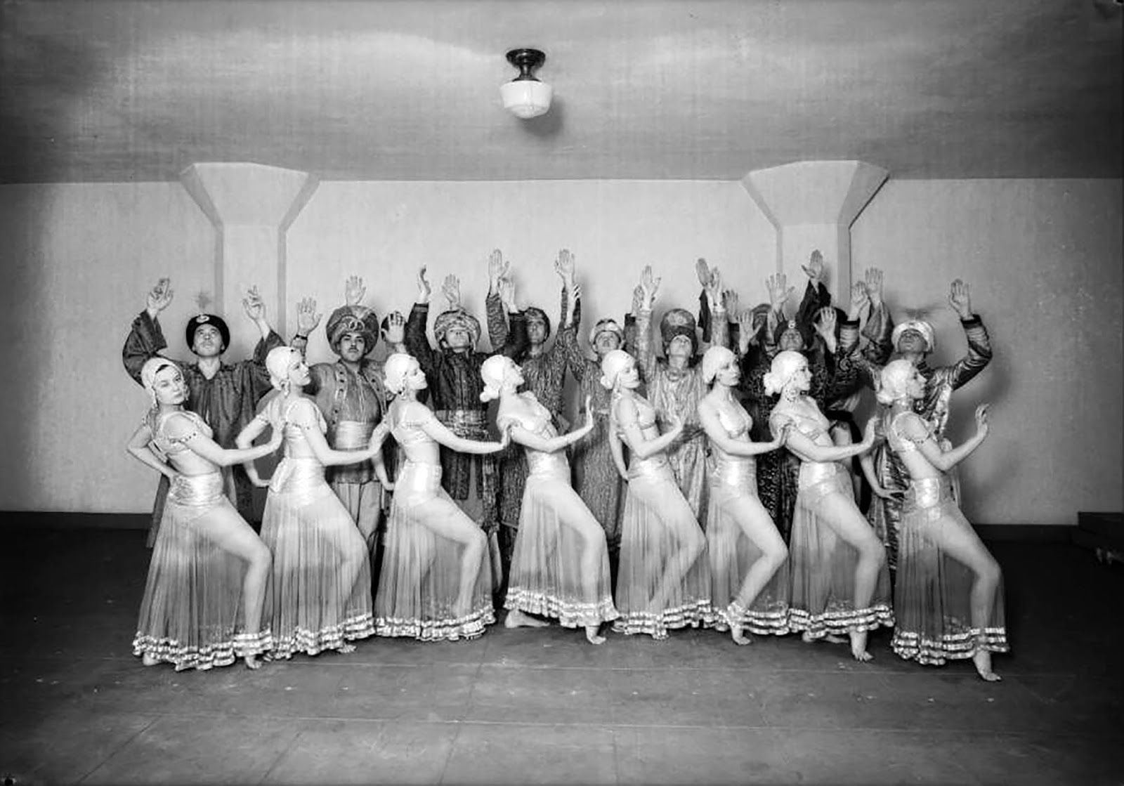 50 Stunning Vintage Photographs of Los Angeles Chorus Girls From