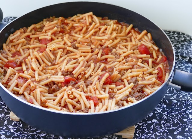 Delicious, easy and budget friendly lunch or dinner recipe! This goulash is ready in less than 30 minutes and great served with a salad, veggies and buttered bread!