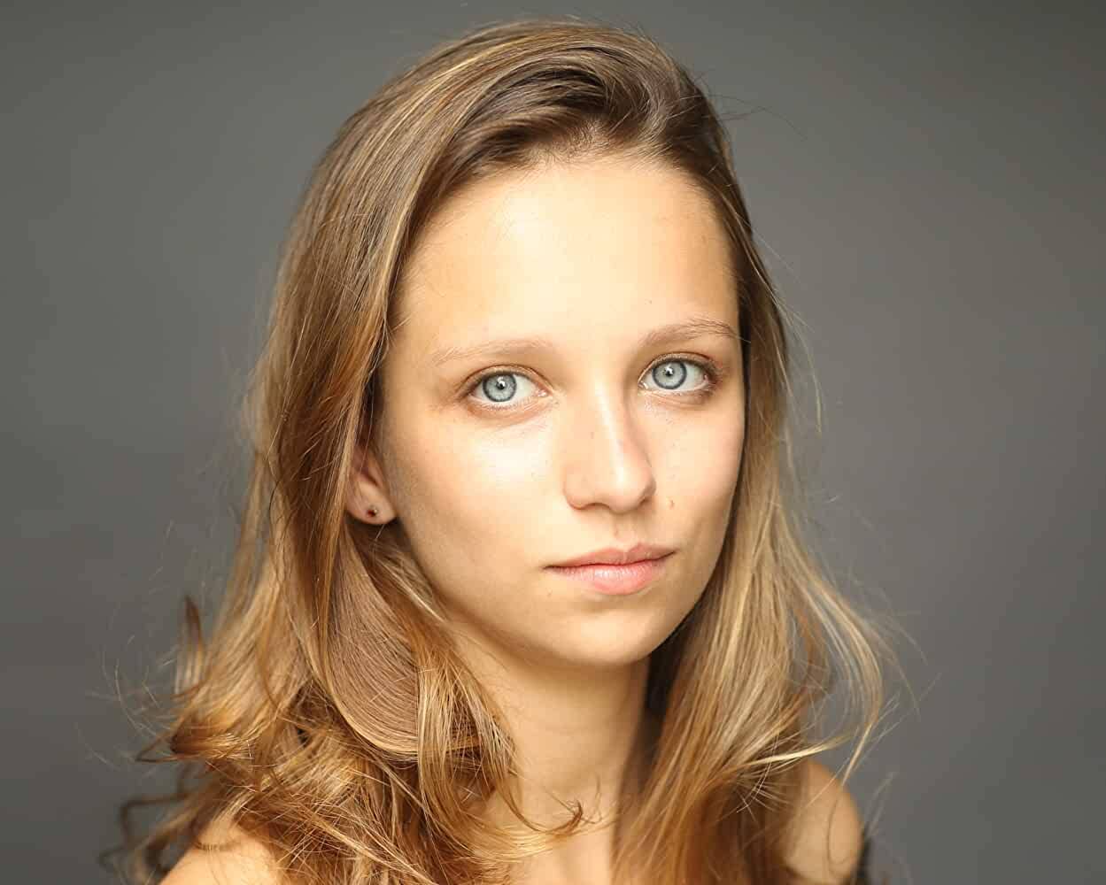 Molly Windsor Age Wiki Photos And Biography Filmifeed She is known for her roles in the 2009 channel 4 television film the unloved, and the 2017 bbc. molly windsor age wiki photos and