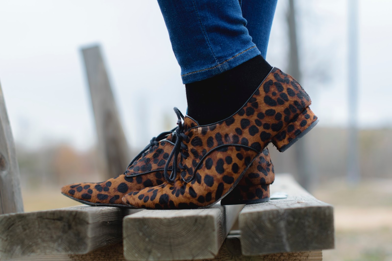 look de ponteunostacones con blazer larga y blucher de leopardo de zara