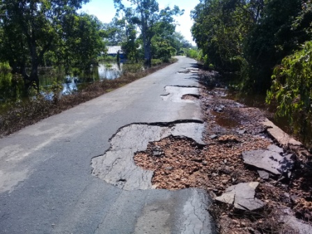 Kerusakan jalan akibat banjir KUMPUL ENGINEER