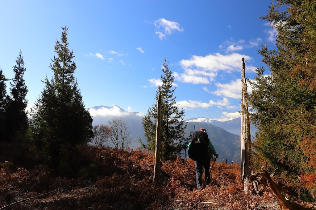 加年端山眺望南三段山景