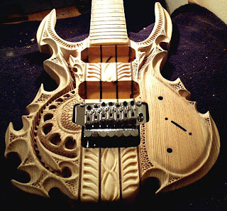 diseño de guitarras talladas a mano.