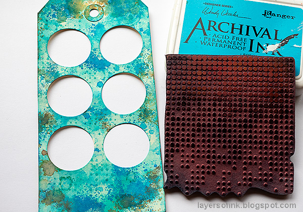 Layers of ink - Circle Shaker Tag Tutorial by Anna-Karin Evaldsson. Stamp the background.