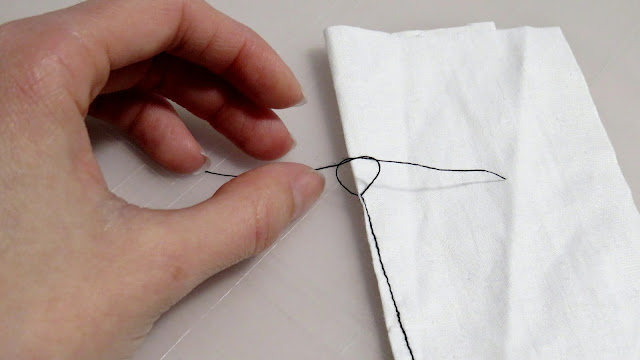 Atando nudo en la punta de la pinza