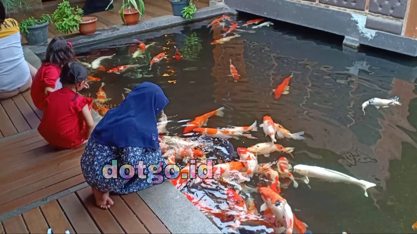 Makan Enak Di Atas Kolam Ikan Wisata Kuliner Cibiuk Galuh Mas Karawang Dotgo Id