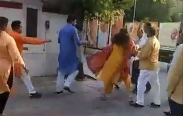 News, National, India, New Delhi, BJP, Leaders, Husband, Wife, Clash, Politics, Prakash Javadekar, Social Media, Video, Twitter, The Ex-Meyar and the BJP Leader  has been Conflict on the Public Place 