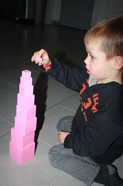 Notre avis sur la tour rose Montessori et comment nous l'utilisons