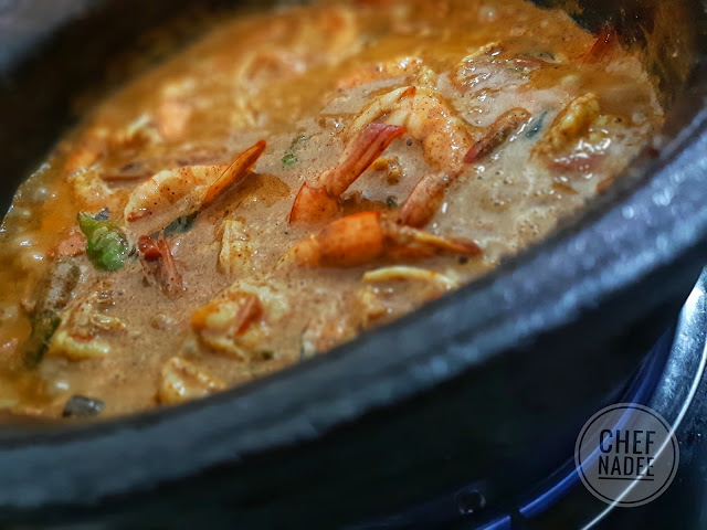 සැරට කලුවට පිසූ ඉස්සන් කරි හදමු (Spicy Black Prawn Curry) - Your Choice Way