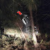 CURIÚVA: Condutor sai da pista e carro fica penduro em árvores; o passageiro ficou ferido, nesta noite de domingo,03