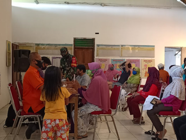 Sinergitas Babinsa Koramil Pedan Dan Bhabinkamtibmas Melaksanakan Pengamanan BLT DD 