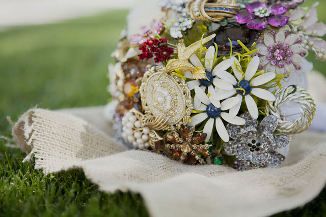 rustic DIY wedding with kraft and burlap details | keira grace photography