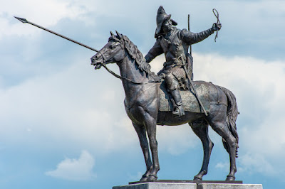 Pomnik rycerza na koniu