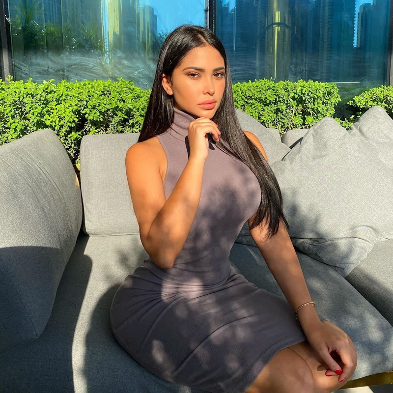 Laura saenz instagram