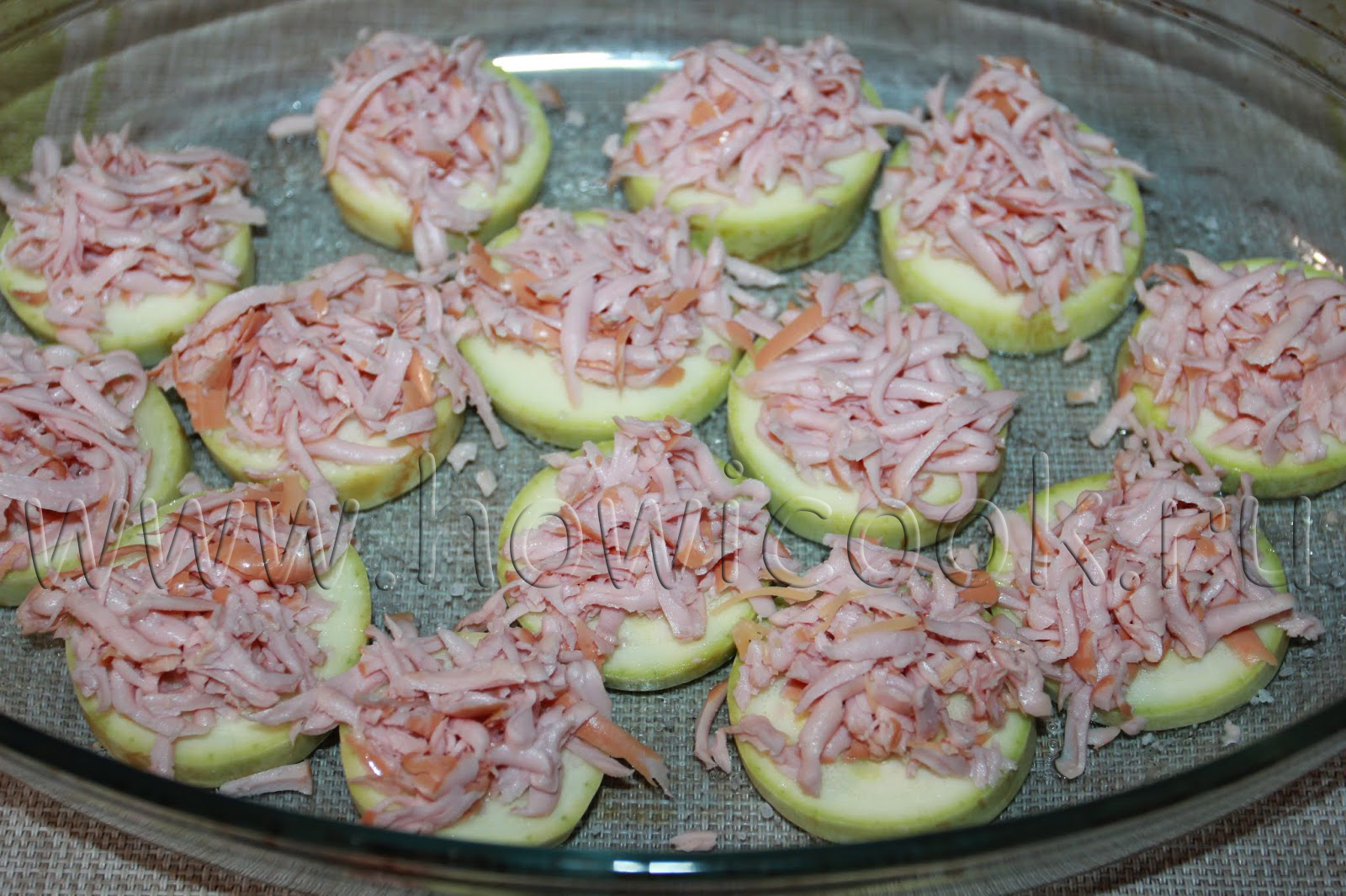 Кабачки с колбасой и сыром