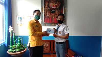 Raih Juara 1 Lomba Poster Pekan IUSTITIA V Universitas Udayana, Siswa SMK TI Bali Global Badung mendapat beasiswa dari sekolah