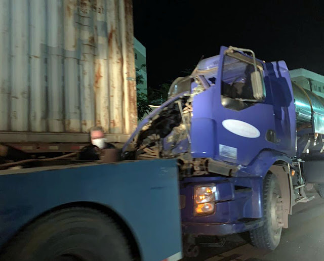 Caminhão Limpa Fossa fica destruído ao bater em container de carreta estacionada no Bairro Novo 6 Caminhão Limpa Fossa fica destruído ao bater em container de carreta estacionada no Bairro Novo