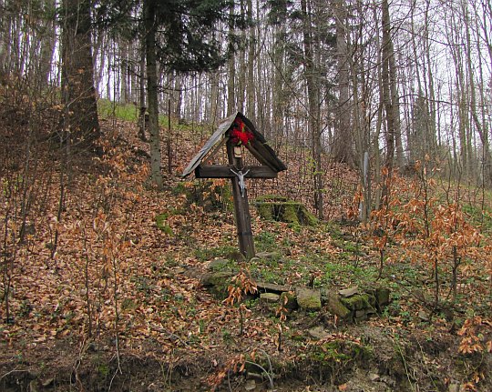 Krzyż przydrożny w lesie przy Miziołach