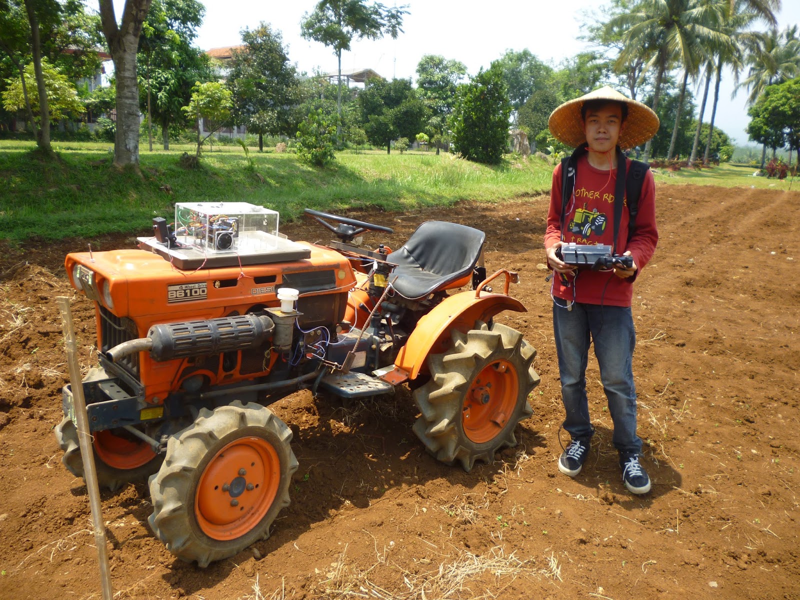 TEKNOLOGI CANGGIH DAN PENEMUAN OLEH ANAK BANGSA Traktor Siluman (Wireless Remote Controlled