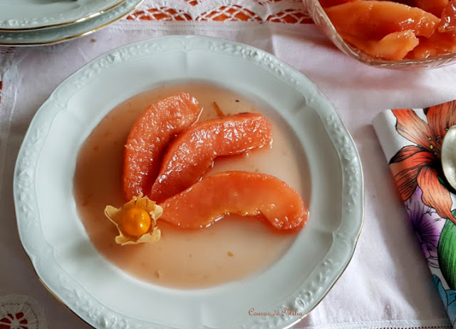 Membrillos escalfados con agua de rosas