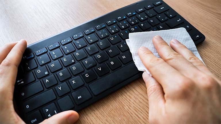 Cara Membersihkan Keyboard Komputer Anda Dengan Sanitizer