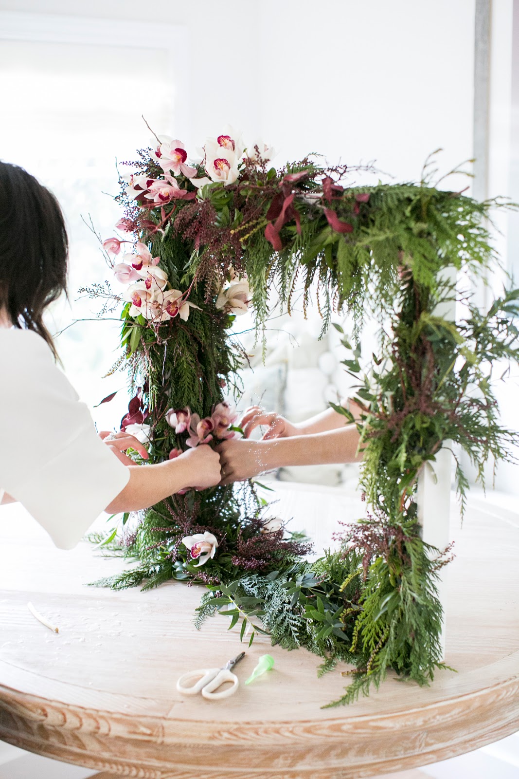DIY DECORA UN ESPEJO CON CON HOJAS Y FLORES DE OTOÑO três studio BLOG DE DECORACIÓN