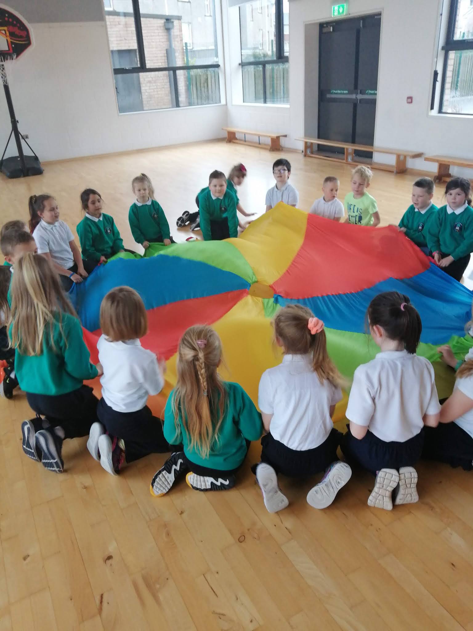 Múinteoir Elaine Parachute Games for PE