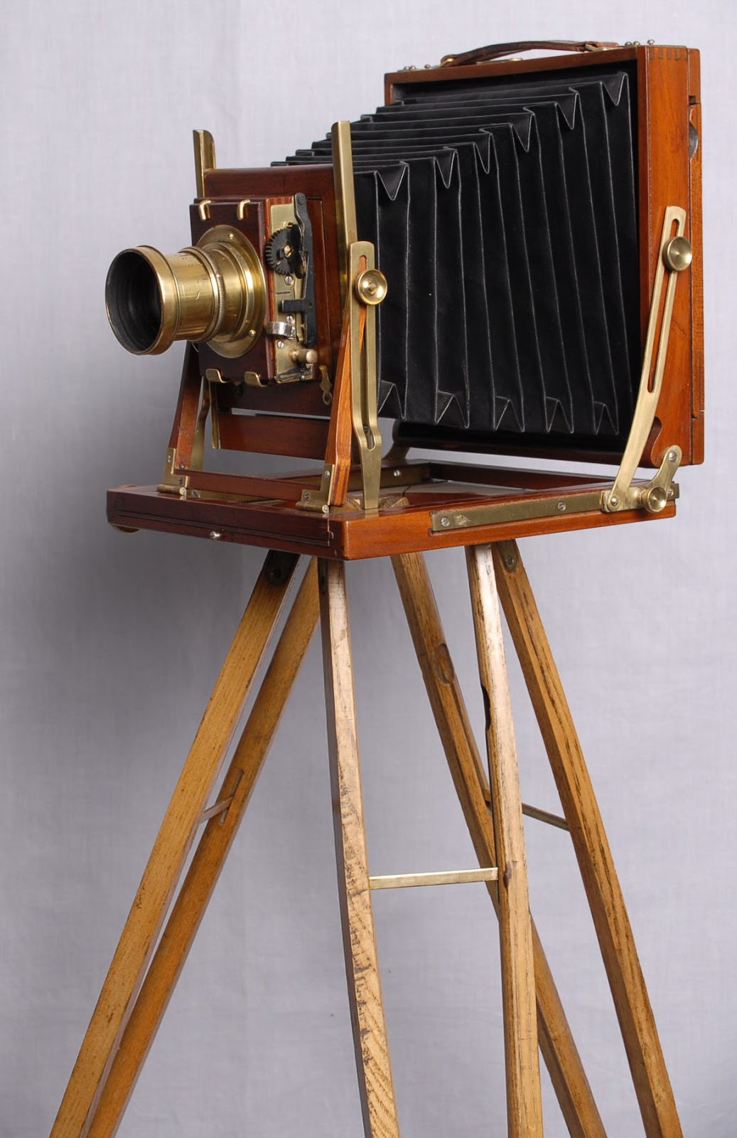 Первый фотоаппарат. Фотоаппарат Сеттона 1861. Первый фотоаппарат 1861 Томас Сэттон. Стивен Сассон первый фотоаппарат. Зеркальный фотоаппарат Томаса Сэттона.