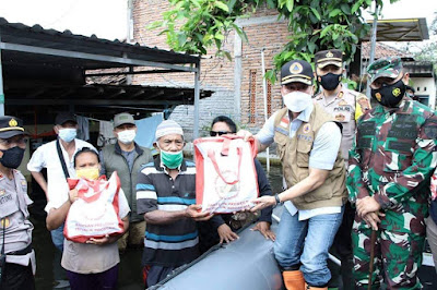 Plt. Bupati Kudus Salurkan Bantuan Presiden untuk Pengungsi Banjir 1 IMG 20210215 WA0044