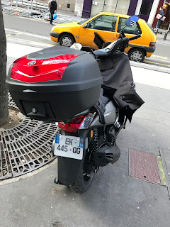 Le NMax avec son top case On peut mettre un top case de 39L sur le NMax en plus de son coffre
