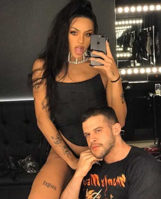 Pabllo Vittar sensualiza em foto com o namorado e fãs vão à loucura