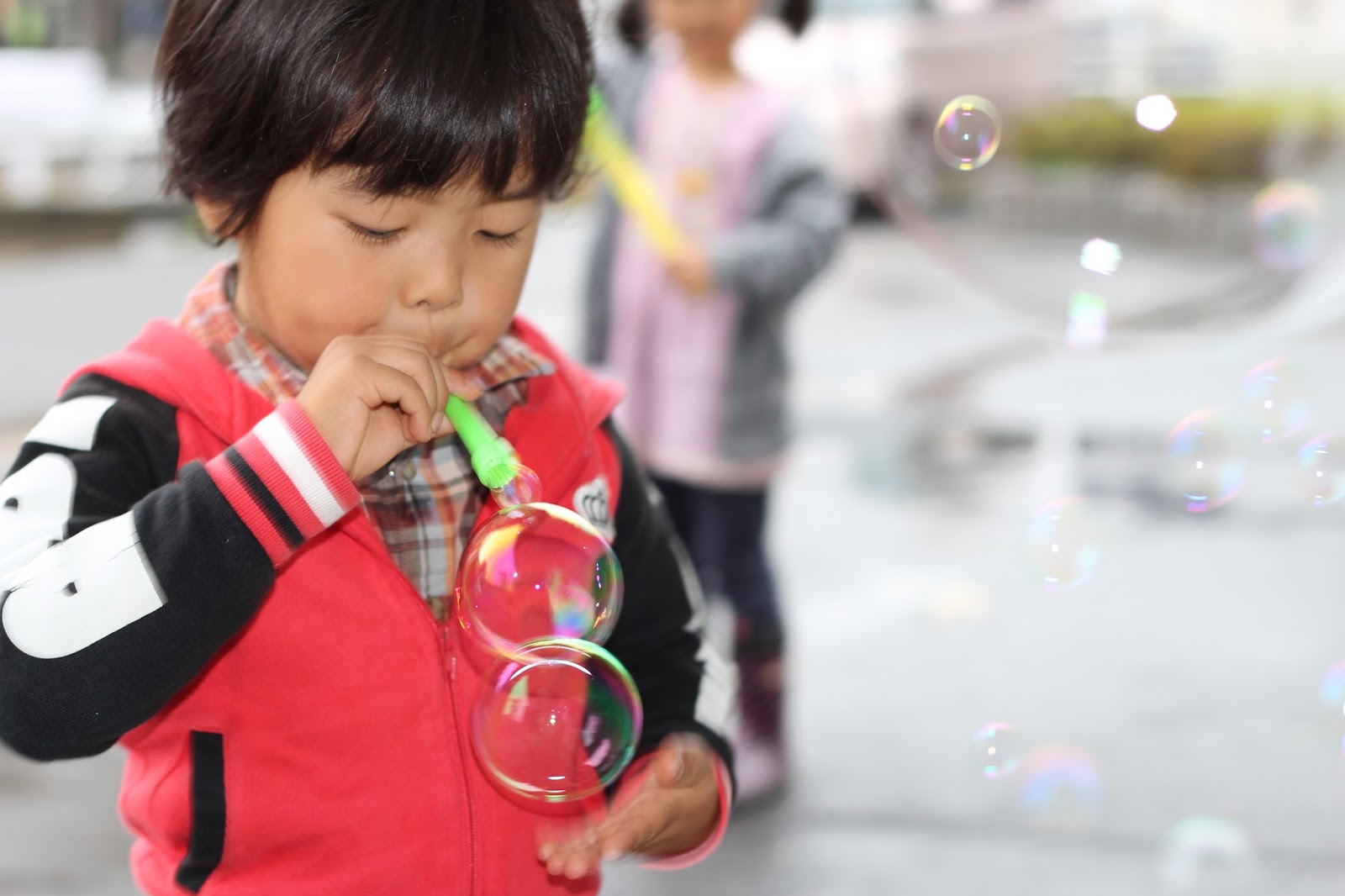 お手軽遊びの定番 シャボン玉遊び 小学一年生の子守は思ったより手が掛からない事が判明 イクメンライフハッカー