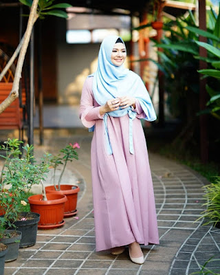 Eriska Reinisa pakai gamis pink dan ungu manis