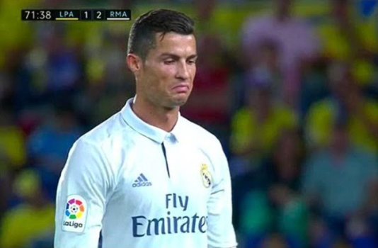 Cristiano Ronaldo and his mum react after he is substituted by coach Zinedine Zidane for 1st time in Real Madrid career (photos/video)