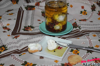 Queso De Yogur Con Hierbas Y Aceite De Oliva.
