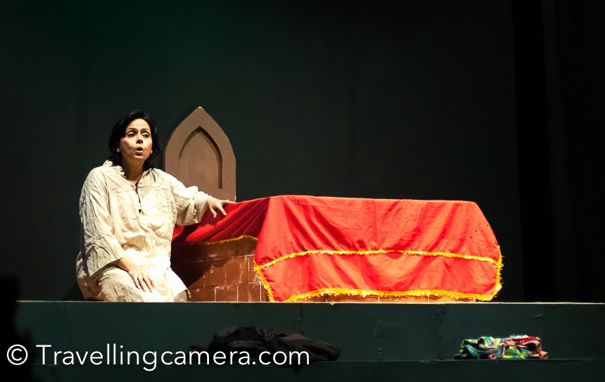 This year, International Bharat Rang Mahotsav in Delhi also planned to show 'Kambakht Bulkul Aurat play which is directed by Naseeruddin Shah. This play has some of the finest theatre artists and one of them was Loveleen. Every artist did a solo show and shared a story by acting different roles. I was super impressed with acting of Loveleen Mishra. There were different emotions in the beautiful story she enacted. If you know the DD1 show 'Hum log,  she was one of the actors in that TV soap. When I saw her face on stage, I was sure that it's a very familiar face but couldn't recollect the references. Recently I was reading her article where she shared her views on TV serials  on this time and definitely she has some valid points to share on this topic. Her expressions from this play always remain live in my mind. I feel fortunate to watch this play during Bharangam and see these brilliant actors performing in this legendary play directed by  Naseeruddin Shah.Hope to watch her performing again in future and best wishes to Loveleen from PHOTO JOURNEY team !