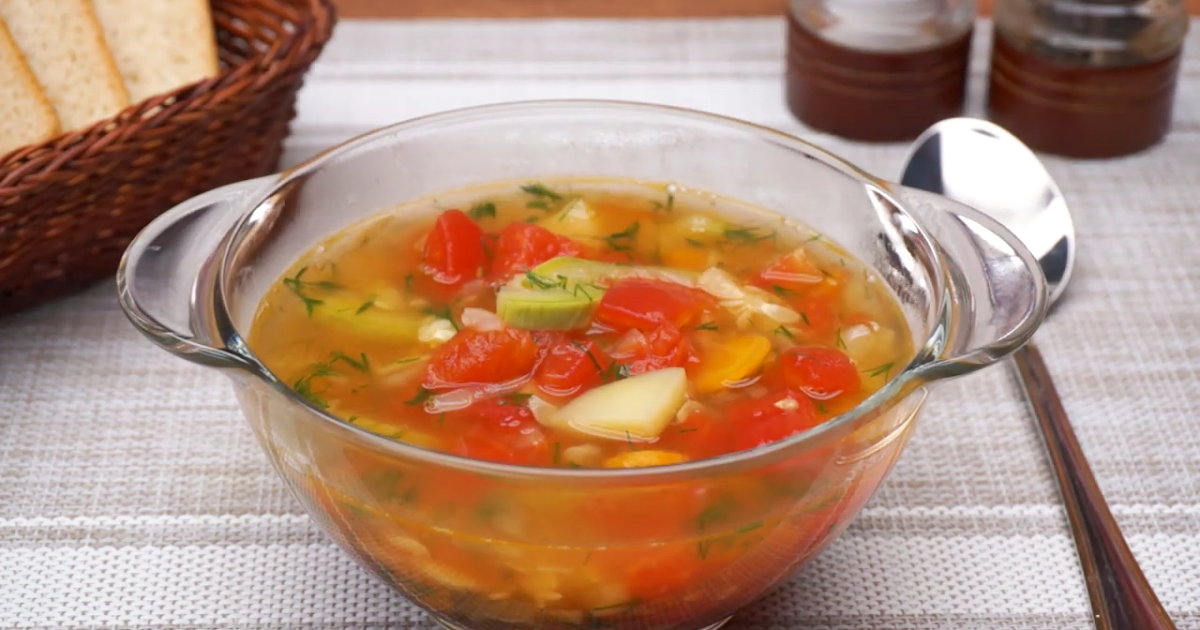 Суп с помидорами и картошкой. Овощной суп с помидорами. Суп овощной на курином бульоне. Куриный суп с помидорами. Помидоры в бульон.