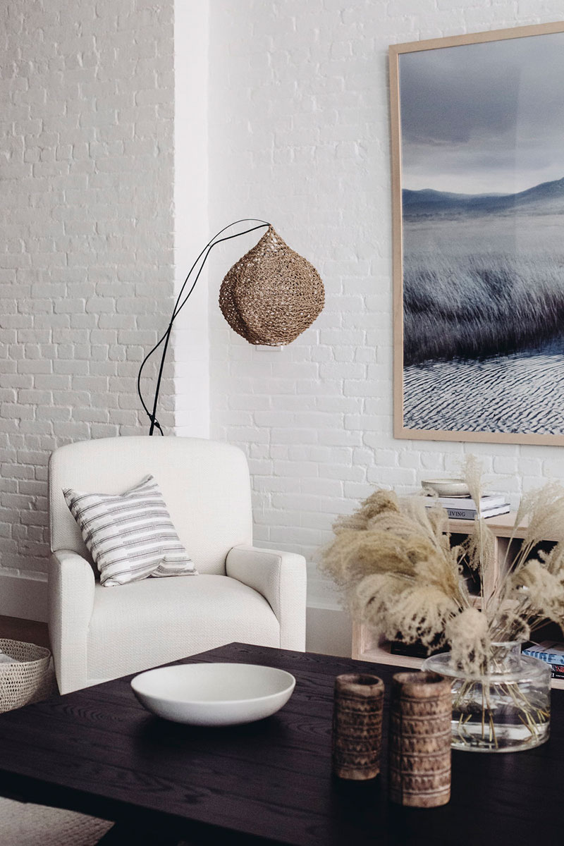 Stylish loft in New York with warm natural accents by Becca Interiors