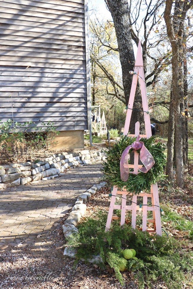 Botanic Bleu Peach Trellis Christmas Greenery