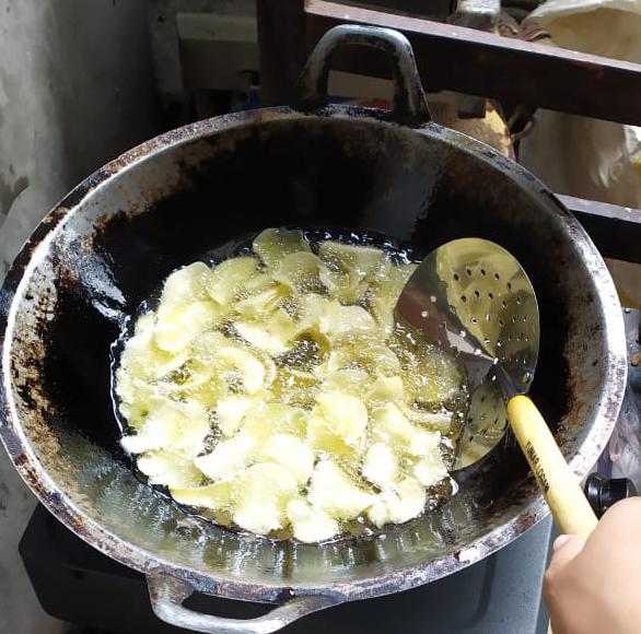 Pembuatan Kripik Singkong Aneka Rasa Jadi Produk Unggulan Desa