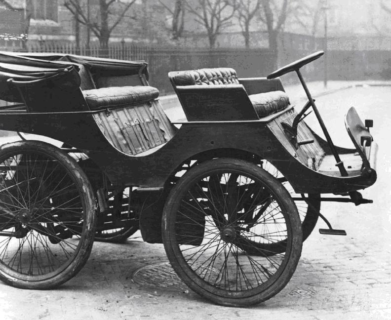 Программа первая машина 2024. Ланчестер 1896. Фредерик Уильям Ланчестер автомобиль. Первый Lanchester 1895-1896. Автомобиль Ланчестера 1895.