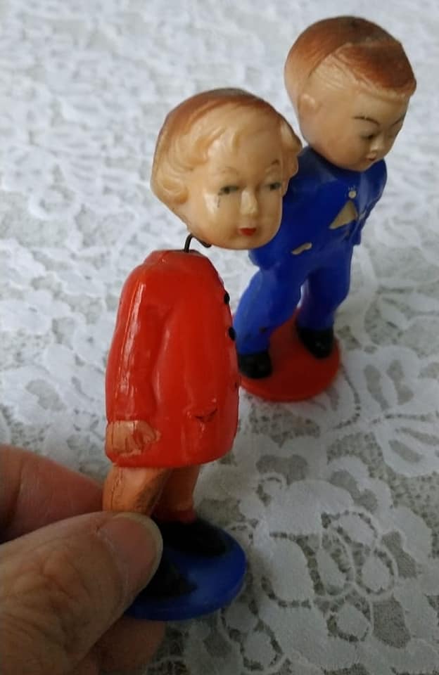 Toys Museum vintage toy kissing couple 250 rb