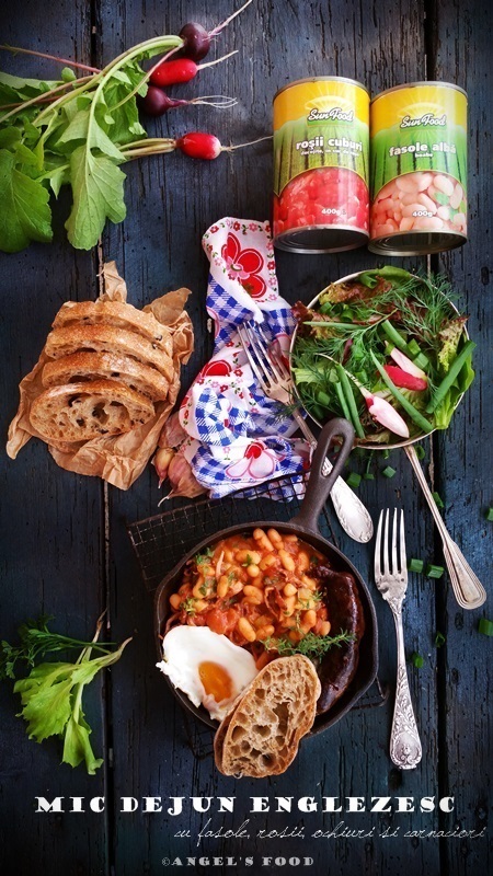 Mic dejun englezesc cu fasole, rosii, ochiuri moi si carnaciori afumati